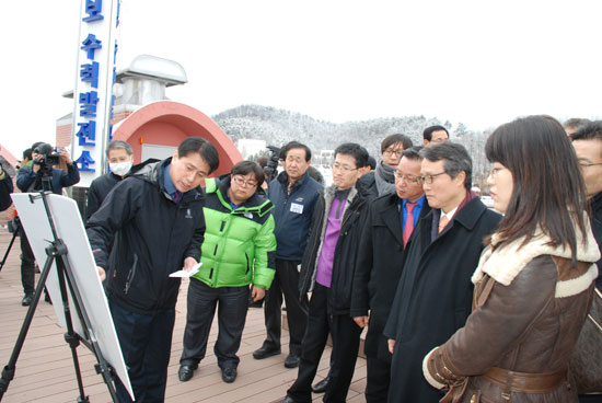 권도엽 장관과 기자단 일행이 공주보에서 브리핑을 받고 있다.

