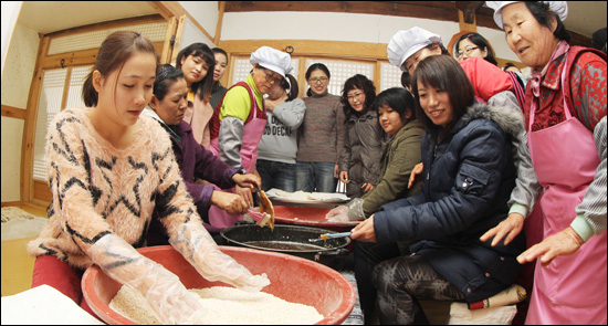  설 명절을 나흘 앞둔 6일 경남 함양군 지곡면 개평전통한옥마을 찾은 어린이들이 자갈에서 굽어내는 전통한과 만들기 체험을 해 보고 있다.