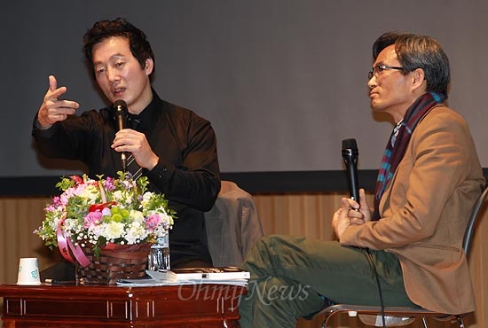 정봉주 전 의원, "민주당 의원들 '절박함'이 없어 패배했다" 6일 오후 서울 중구 서울시청 신청사 다목적홀에서 <오마이뉴스> 10만인클럽 특강에 초청된 정봉주 전 민주당 의원이 '다시 희망이다'는 주제로 오연호 <오마이뉴스> 대표기자와 대담을 하고 있다.  
이날 정 전 의원은 민주통합당의 대선 패배에 대해 "반드시 정권교체 해야 한다는 국민들의 간절함을 받아내는 주체들, 끌고 가는 그룹들이 국민 만큼 절실했는까"라며 "이미 샴페인을 터트린 분위기 속에서 선거가 진행했다"고 지적했다.