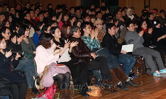 정봉주 전 의원 최종 꿈, 에둘러 표현 '살아있네'  6일 오후 서울 중구 서울시청 신청사 다목적홀에서 <오마이뉴스> 10만인클럽 주최로 열린 정봉주 전 민주당 의원 초청 특강에서 참가자들이 강연을 지켜보며 박수를 치고 있다.
이날 정 전 의원은 "국회의원 300명의 최종 꿈은 모두 대통령"이라며 에둘러 자신의 목표를 표현했다.