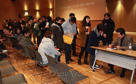 정봉준 전 의원, '좀처럼 사그러들지 않는 인기' 6일 오후 서울 중구 서울시청 신청사 다목적홀에서 <오마이뉴스> 10만인클럽 특강에 초청된 정봉주 전 민주당 의원이 출소 후 한 달만에 집필한 <대한민국 진화론> 책을 가지고 온 참가자들에게 사인을 해 주고 있다.