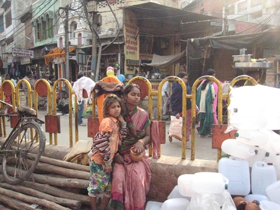 바라나시뿐만 아니라 인도 어디에나 구걸하는 사람은 많다. 아이를 안고 서있는 여인. 