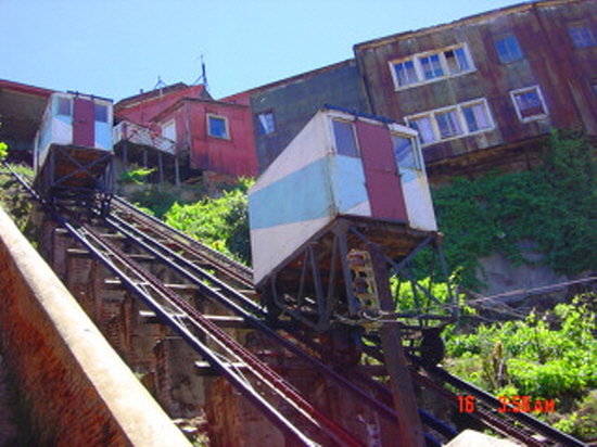 100년도 넘은 엘리베이터가 오르내리는 칠레 발파라이소