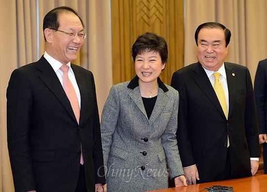 박근혜 대통령 당선인이 7일 국회에서 북한 핵실험을 앞두고 열린 여야긴급회동에서  민주통합당 문희상 비대위원장과 새누리당 황우여대표를 만나 인사를 나누고 있다. 