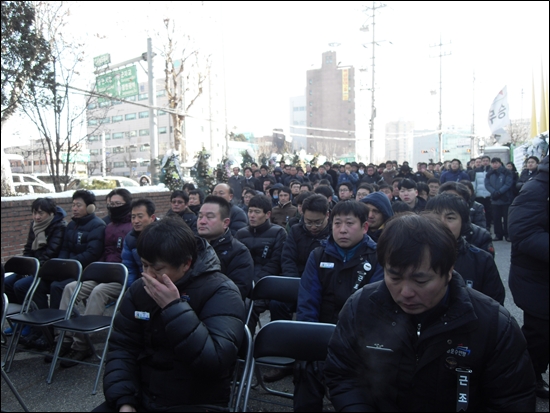 서울도시철도 본관 앞마당에서 유가족과 장례대책위원장(정주남 노조 위원장) 등 조합원 200여 명이 참석한 가운데 황아무개 기관사 장례식이 열리고 있다