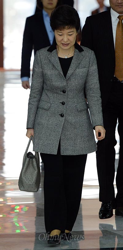 박근혜 대통령 당선인이 지난 7일 국회에서 북한 핵실험을 앞두고 열린 여야긴급회동에 참석하기 위해 회동장으로 이동하고 있다.