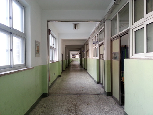 한국 학교의 복도는 교실과 외부를 연결하는 통로이다.
