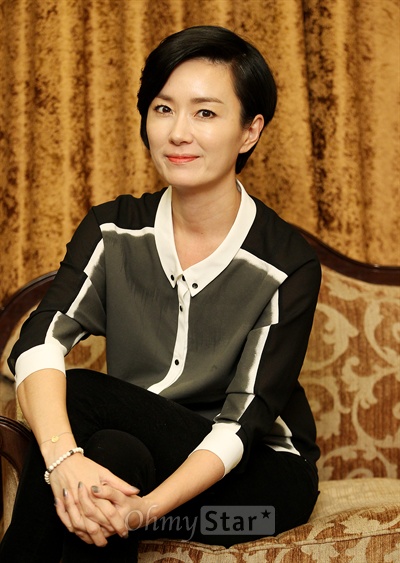  영화<남쪽으로 튀어>에서 안봉희 역의 배우 오연수가 30일 오후 서울 태평로의 한 호텔에서 인터뷰에 앞서 미소를 짓고 있다.