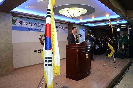 경기도 교육청 김상곤 교육감이 아이들 졸업을 축하해 주고 있다