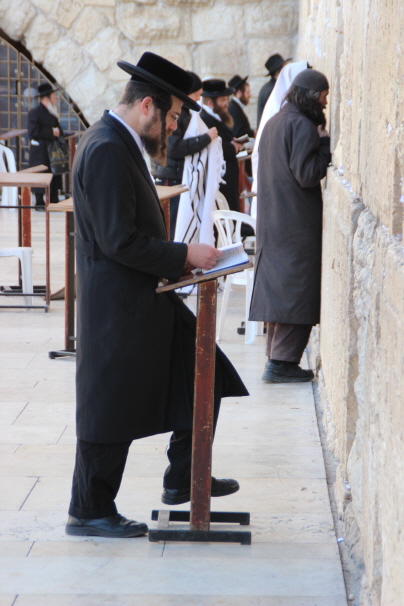 기도하는 정통 유대인