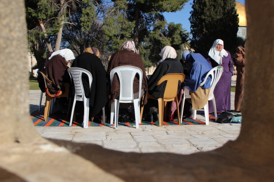 히잡을 쓰고 기도하는 무슬림 여인들