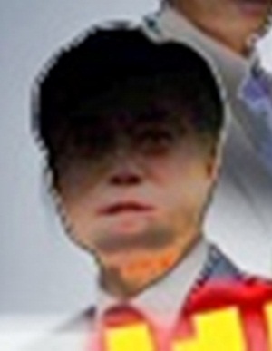  8일 MBC <뉴스데스크> 방송 화면서 문재인 의원이라 추정되는 남성의 얼굴만을 밝게 처리한 것.  