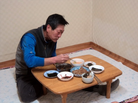  별 찬도 없는 아침상을 받고 맛있게 드시는 홍 선생님