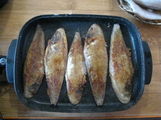 아내와 제수씨는 생선을 노릇노릇 구웠습니다.