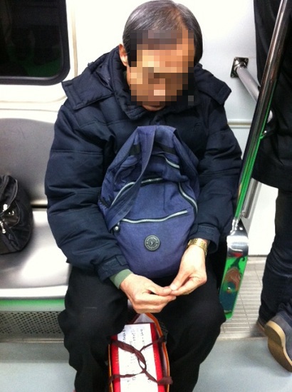 김씨는 지하철로 이동 중엔 잠시 잠을 청하거나 간식을 먹는다