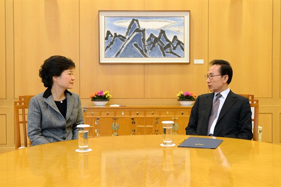 이명박(오른쪽), 박근혜(왼쪽) 전 대통령. 사진은 2013년 2월 12일 오후 청와대에서 이명박 대통령과 박근혜 당선인이 북한 제3차 핵실험 관련 긴급 회동을 하고 있는 모습. 