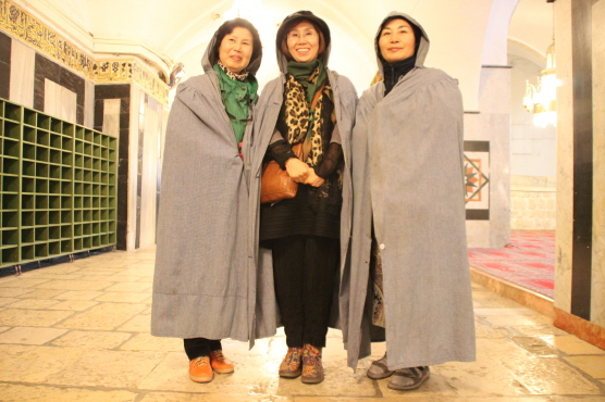 모스크에 들어가기 위해 복장을 차려 입은 여성 회원들