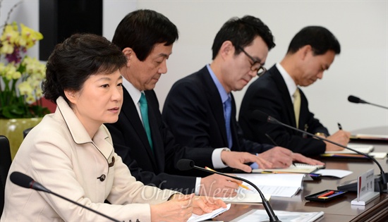  박근혜 대통령 당선인이 13일 오후 서울 삼청동 대통령직 인수위원회에서 열린 외교국방통일분과 국정토론회에서 북핵에 대한 단호한 입장을 밝히는 모두발언을 하고 있다.