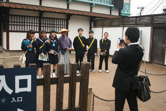 검은 교복은 입은 학생들이 기념촬영을 하고 있다.
