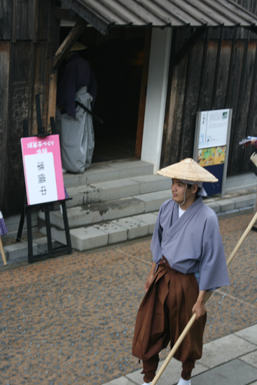 일본인 관리 복장을 입은 직원들이 옛 시대를 재현하고 있다.
