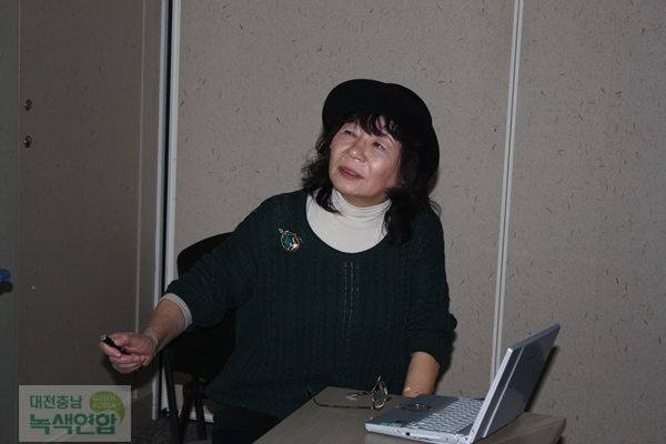 후지나가 노부요 오사카 시민네트워크 대표가 탈핵 관련 강의를 진행하고 있다