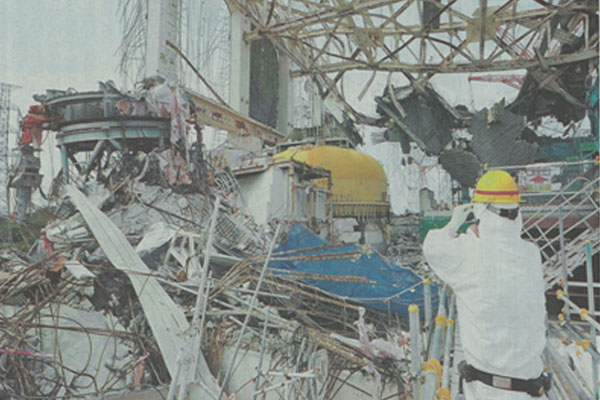 후쿠시마 원전 사고 현장의 심각성을 보여주는 폐허가 된 건물