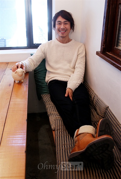  영화<남자사용설명서>에서 어딘가 2% 부족한 한류 톱스타 이승재 역의 배우 오정세가 8일 오후 서울 신문로의 한 카페에서 인터뷰에 앞서 미소를 짓고 있다.