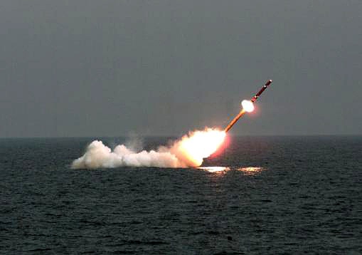 북한 제3차 핵실험 강행에 맞서 14일 오전 국방부가 함정과 잠수함에서 북한 전역을 타격할 수 있는 순항미사일 발사 영상을 공개했다. 잠수함에서 발사된 순항미사일이 수면을 뚫고 올라 목표물을 향해 발사되고 있다.