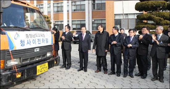  충남교육청(교육감 김종성)이 대전청사시대  30년 만에 내포신도시로 이삿짐을 나르기 시작했다.