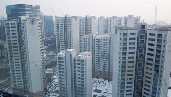 한 아파트 단지의 풍경. 4월 1일, 박근혜 정부는 주택 거래 활성화를 위한 정책을 발표했다. 