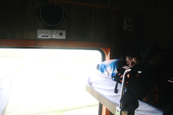 베트남 기차의 내부 풍경. 마주보는 2층 침대 2개 놓인 칸이다. 생각보다 쾌적하고 편하다.