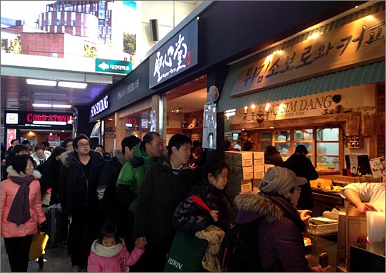 대전지역을 대표하는 기업형 '동네 빵집'인 성심당 대전역점. 지난 설연휴 성심당 대표 상품인 튀김 소보로를 구입하려는 사람들이 긴 줄을 서있다. 