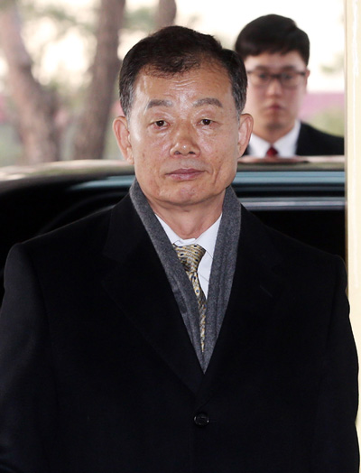 김병관 국방부 장관 내정자가 14일 오전 서울 용산 전쟁기념관 임시 집무실로 출근하고 있다.