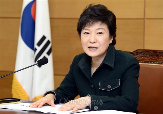 박근혜 대통령 당선인이 15일 오후 서울 종로구 통의동 회의실에서 열린 취임준비위 종합보고에 참석해 인사말을 하고 있다.
