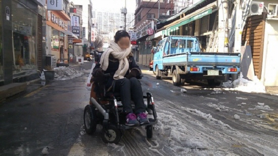 직접 전동휠체어를 타고 거리로 나섰다. 촬영은 휠체어 대여센터 직원의 도움을 받았다.