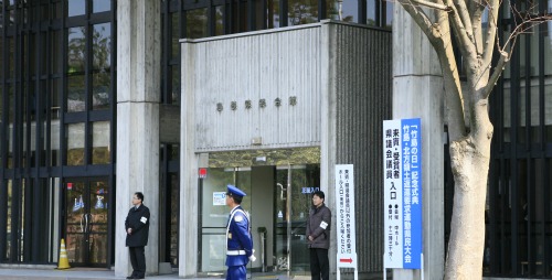 기념식장에 출입하기 위해서는 금속탐지기를 지나가야 한다. 기자가 억류된 곳은 왼쪽 2층이다.