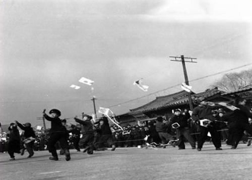 1956년 서울시민 연날리기 대회에서 연을 날리며 뛰는 어린 학생들 