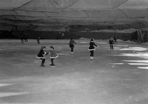 1960년 제41회 전국동계체육대회(빙상대회)에서 털 원피스를 입은 피겨선수들 
