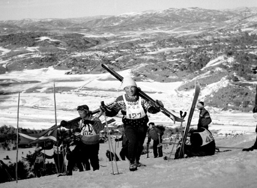 1961년 열린 제5회 전국스키대회에서 리프트가 없어 스키를 메고 출발지점으로 걸어가는 선수들