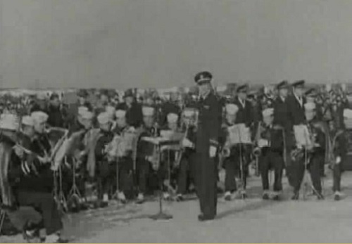 1957년 제38회 동계체육대회(빙상대회)에서 피겨 연주곡을 경기장에서 직접 연주하는 모습