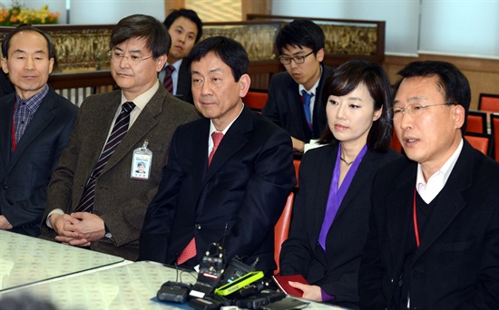  윤성규 환경부 장관 내정자(왼쪽부터), 서승환 국토교통부 장관 내정자, 진영 보건복지부 장관 내정자, 조윤선 여성가족부 장관 내정자, 방하남 고용노동부 장관 내정자가 17일 서울 삼청동 한국금융연수원 내 대통령직 인수위원회 구내식당에서 열린 기자간담회에서 취재진의 질문에 답하고 있다.