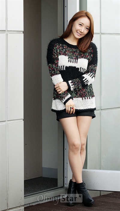  신곡 <너 정말 못됐구나>를 발표한 가수 장희영이 31일 오후 서울 상암동 오마이스타 사무실에서 인터뷰에 앞서 미소를 짓고 있다.