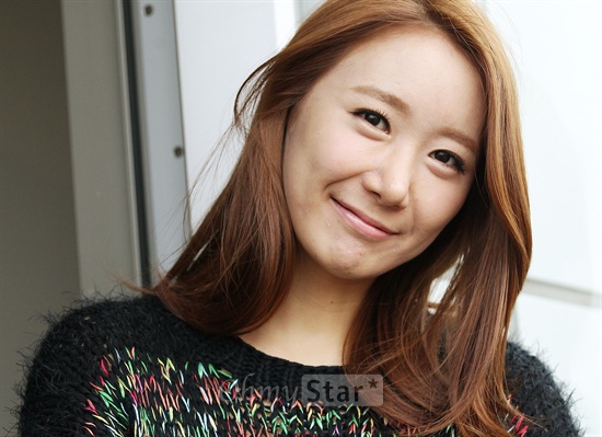  신곡 <너 정말 못됐구나>를 발표한 가수 장희영이 31일 오후 서울 상암동 오마이스타 사무실에서 인터뷰에 앞서 미소를 짓고 있다.