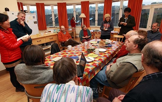 <오마이뉴스> '마을의 귀환' 기획 취재팀이 16일 오전 영국 스트라우드(Stroud) 지역에서 '스프링힐 코하우징(Springhill Cohousing)'을 하고 있는 마을을 찾아 주민들과 함께 이야기를 나누고 있다.
이곳에 입주한 주민들은 '커먼 하우스(Common House)'라는 공유공간에서 일주에 세번(수, 목, 금요일) 의무적으로 저녁 음식을 만들어 함께 식사하며 친교의 시간을 갖는다.