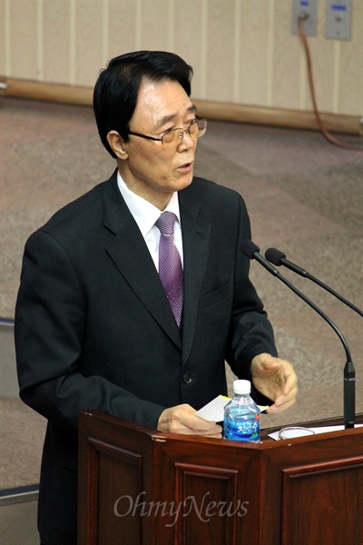 김윤주 군포시장이 군포시의회에서 시정질문에 답하고 있다.