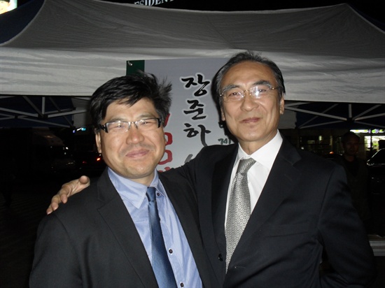 고상만 기자(왼쪽)과 고 장준하 선생의 유가족.