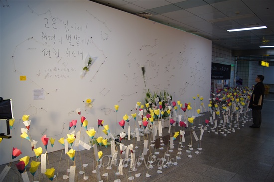 대구지하철 중앙로역에 마련된 지하철참사 10주기 추모의 벽을 한 시민이 바라보고 있다.