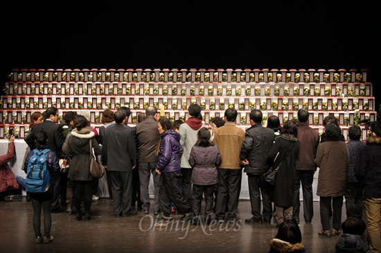 대구지하철참사10주기 추모위원회가 대구문예회관 비슬홀에서 주최한 추모식에서 유족들이 헌화하고 있다.