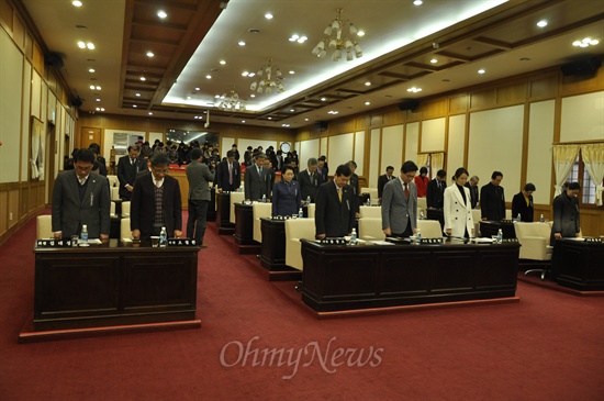 대구시의회 임시회가 열린 지난 2월 18일 오전 개회식에서 시의원들이 대구지하철참사 10주기를 추모하는 묵념을 올리고 있는 모습.
