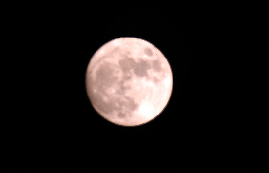 눈에 보이는 달은 아폴로 11호가 정복하였을지 모르지만 계수나무가 자라고 토끼가 방아를 찢는 달은 아직도 그대로 이다. 